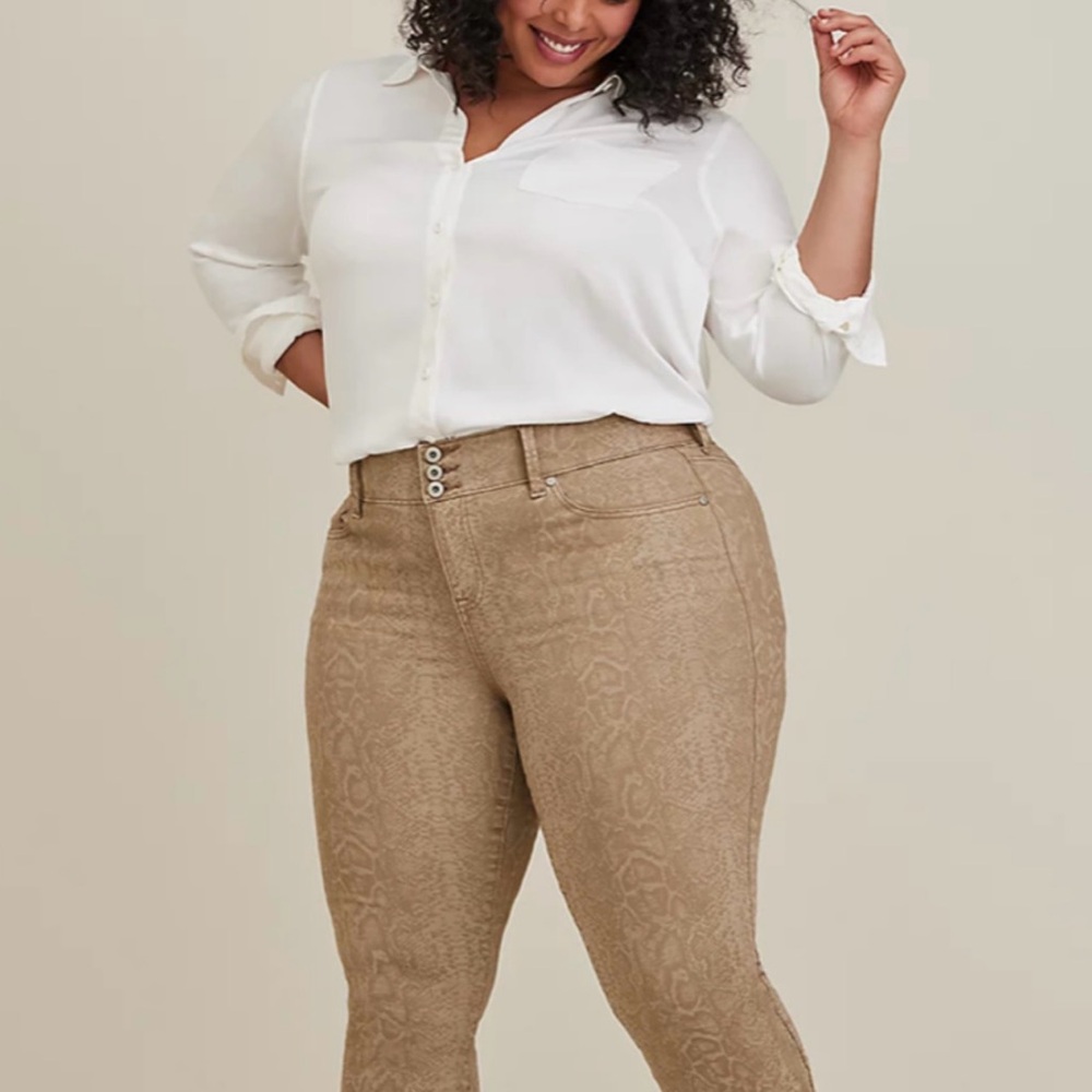 NWT Torrid Tan Jeggings with Snakeskin Pattern 18R